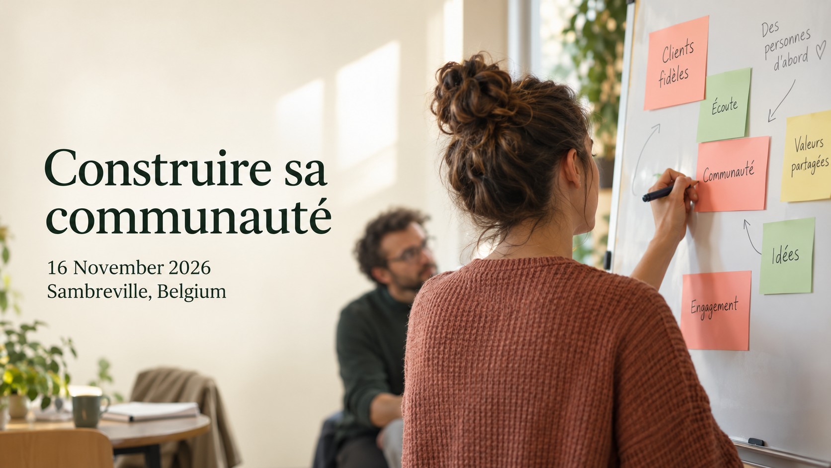 Une participante à un atelier organise sur un tableau des notes sur les clients et la communauté.