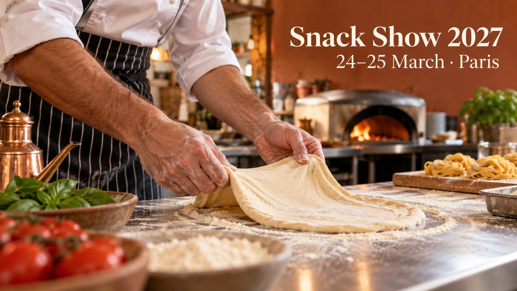 Un chef étire une pâte à pizza près de pâtes fraîches et d’un four allumé.