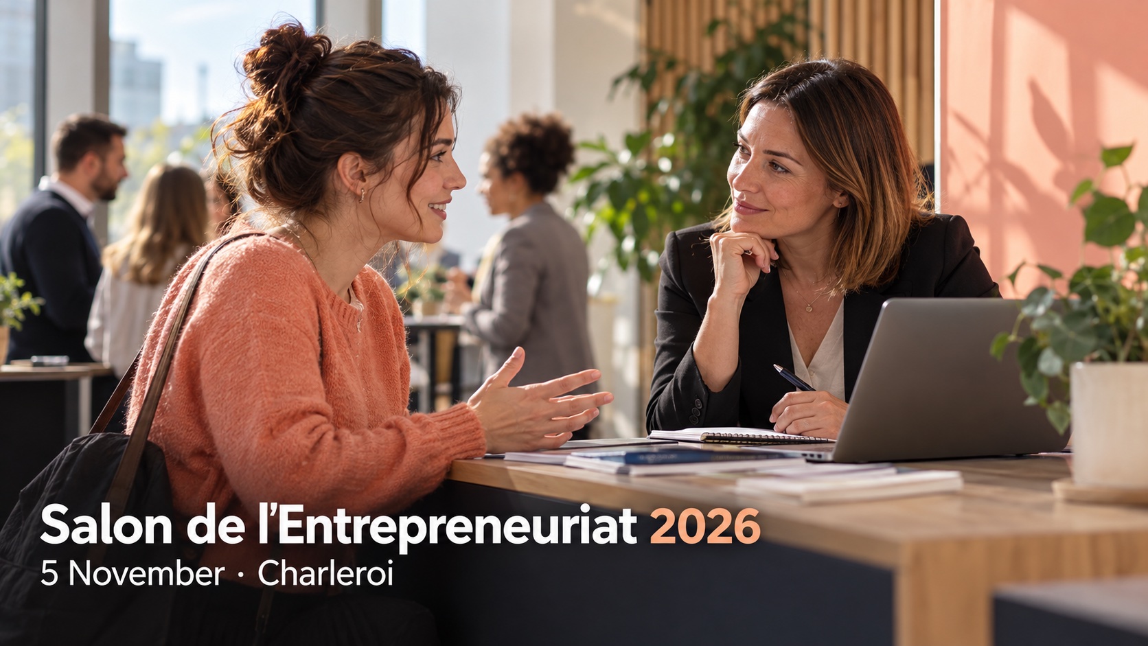 Une entrepreneuse et une conseillère discutent d’un projet dans un espace de rencontre lumineux.