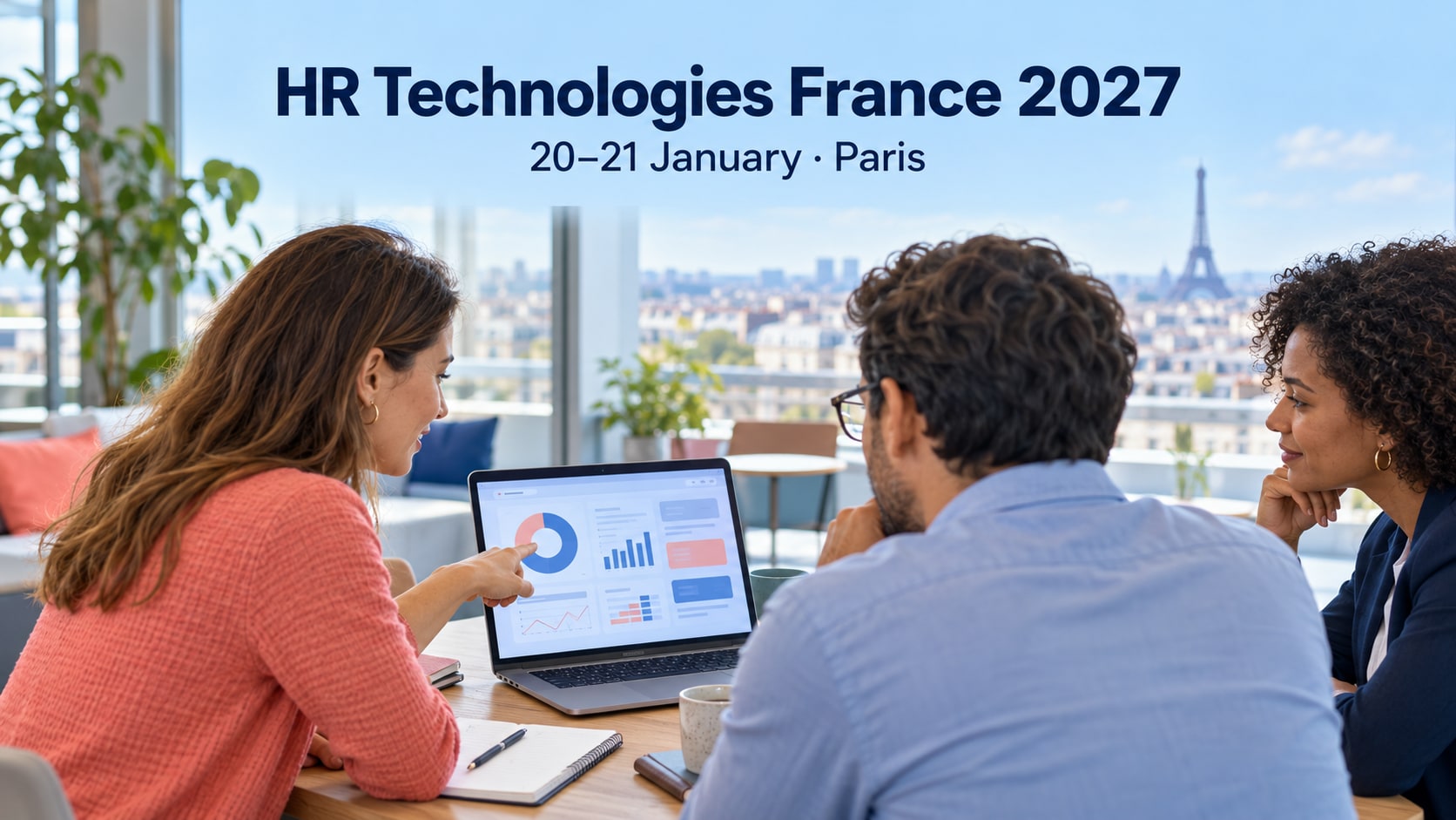 Des professionnels RH discutent d’un tableau de bord dans un espace de réunion lumineux.